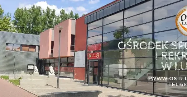 Basen Miejski w Lubsku wydłuża pracę w sobotę – nocne pływanie z DJ-em