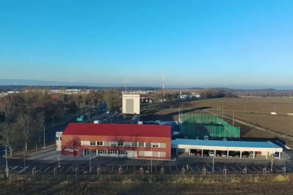 Pożar domu w Żarach: ogień strawił dach, jedna osoba ewakuowała się przed przyjazdem straży