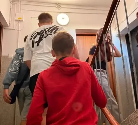 Klasa 7B odwiedziła kolegę po złamaniu nogi – życzenia powrotu do zdrowia