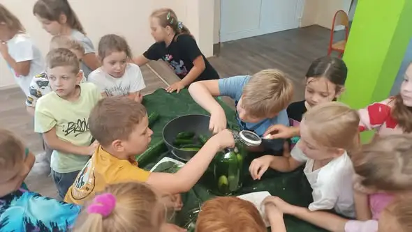 Pierwszaki z klasy I a uczą się przez zabawę – od ogórka do arbuza