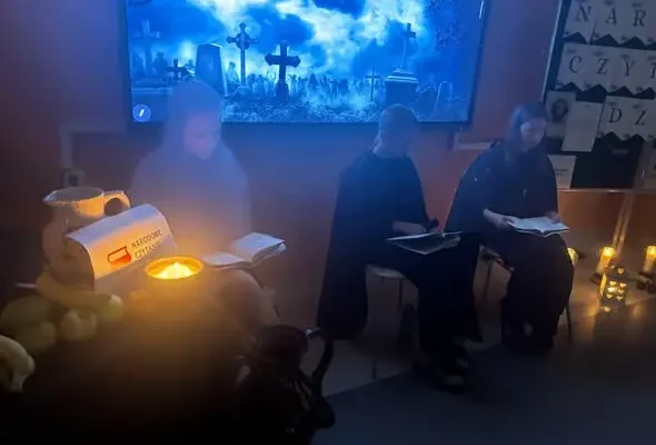 Nocne czytanie „Dziadów” w Szkole Podstawowej nr 2 w Żarach