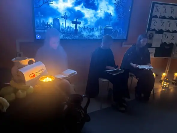 Nocne czytanie „Dziadów” w Szkole Podstawowej nr 2 w Żarach