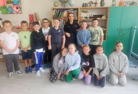 Policjantka Angelika uczyła dzieci z klas 1–3 zasad bezpieczeństwa na drodze