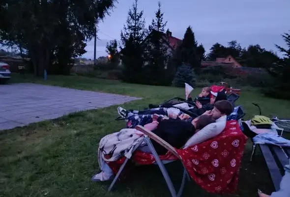 Pierwsze kino plenerowe w Bieniowie przyciągnęło całe rodziny