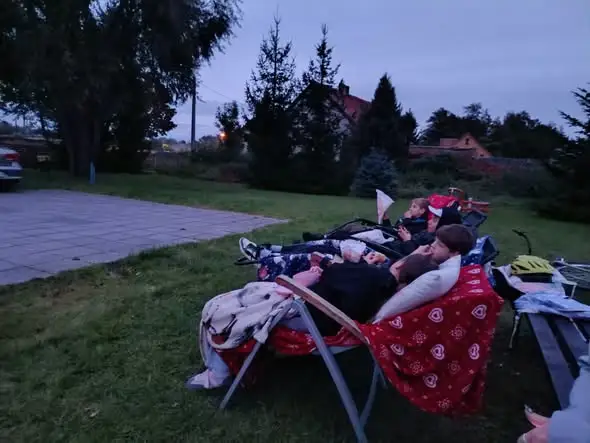 Pierwsze kino plenerowe w Bieniowie przyciągnęło całe rodziny