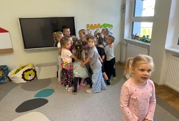 Dzień Głośnego Czytania w przedszkolu – mamy Leona i Kingi czytały dzieciom