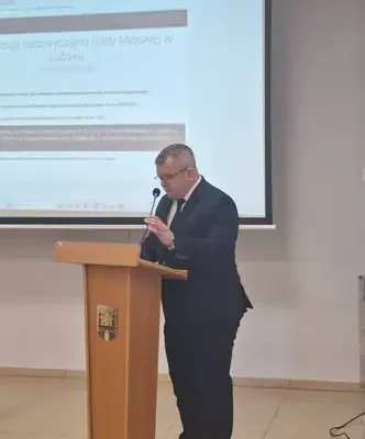 Nadzwyczajna sesja Rady Miejskiej w Lubsku: kontrola cmentarza i zmiany w budżecie