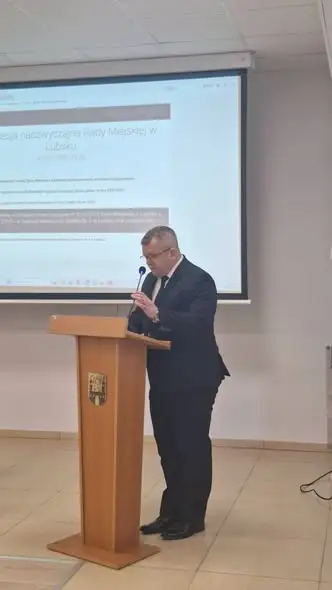 Nadzwyczajna sesja Rady Miejskiej w Lubsku: kontrola cmentarza i zmiany w budżecie