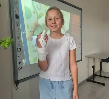 Czwartoklasiści ćwiczą pierwszą pomoc przed egzaminem na kartę rowerową