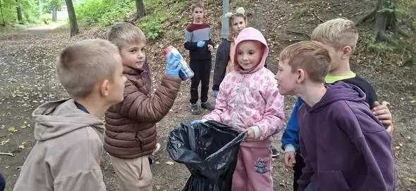 Uczniowie ze Szkoły Podstawowej w Przewozie posprzątali park, lasek i brzeg rzeki