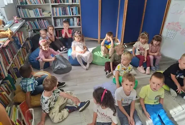 Przedszkolaki z Kunic odkrywały świat bajek w bibliotece