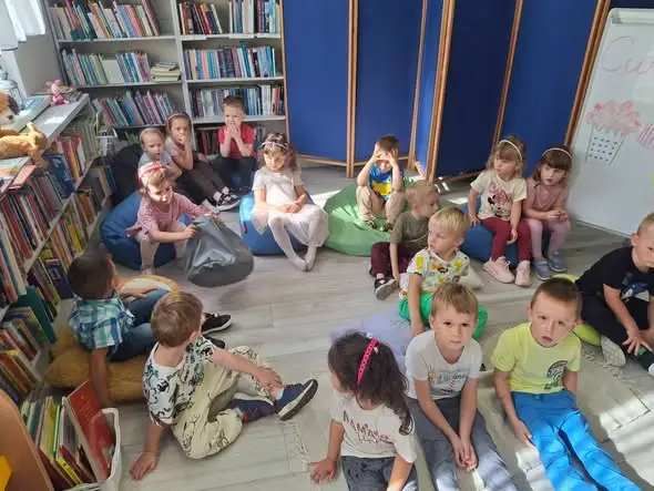 Przedszkolaki z Kunic odkrywały świat bajek w bibliotece
