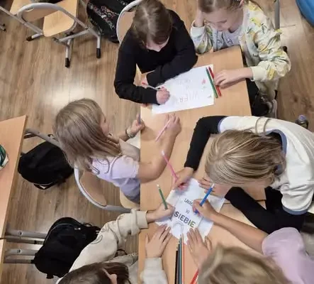 Bajkoterapia w klasie 2b – pierwsze zajęcia pełne magii i emocji