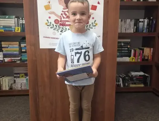 Antoni nowym czytelnikiem biblioteki – dołączył do programu „Mała książka – wielki człowiek”