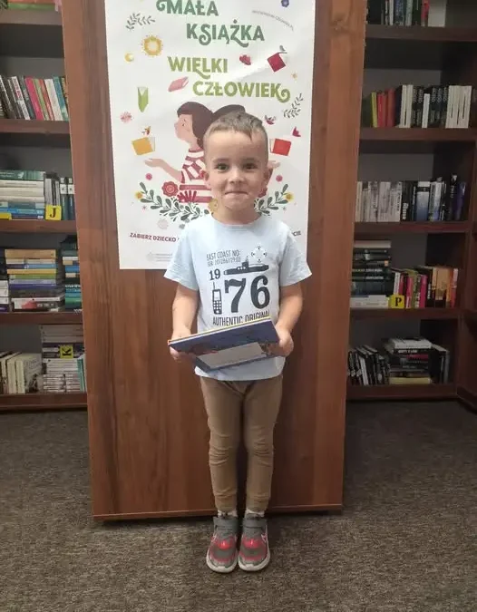 Antoni nowym czytelnikiem biblioteki – dołączył do programu „Mała książka – wielki człowiek”