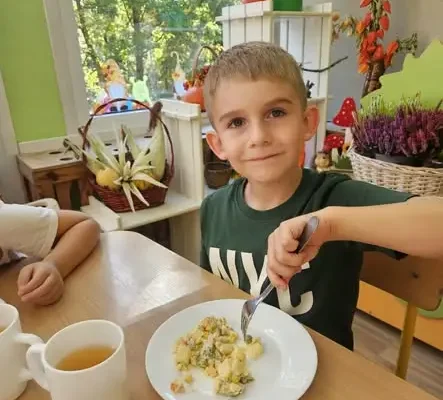 Biedronki z przedszkola przygotowały sałatkę jarzynową z rodzicami i babciami