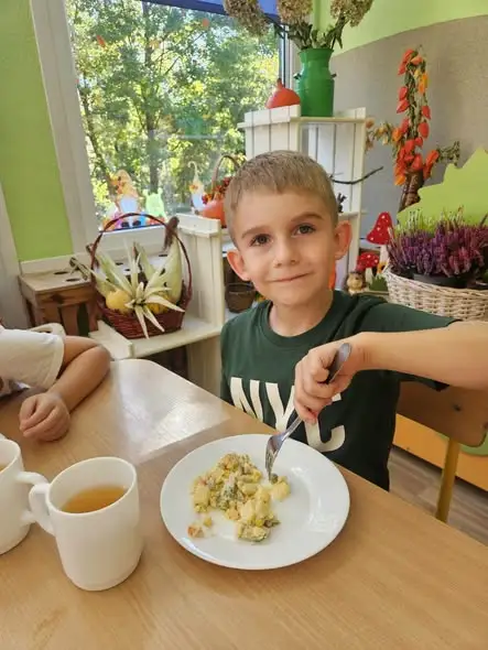 Biedronki z przedszkola przygotowały sałatkę jarzynową z rodzicami i babciami