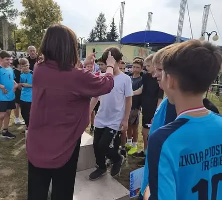 Powiatowe Sztafetowe Biegi Przełajowe w Lipinkach Łużyckich: sukcesy uczniów z Trzebiela