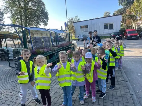 Jesienny spacer Stokrotek – dzieci odkrywały uroki jesieni