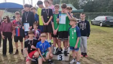 Powiatowe sztafetowe biegi przełajowe: sukcesy uczniów z Lubska