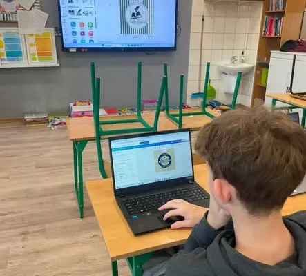 Klasa 8b projektuje szkolną stronę w Canvie – ogólnopolski projekt edukacyjny