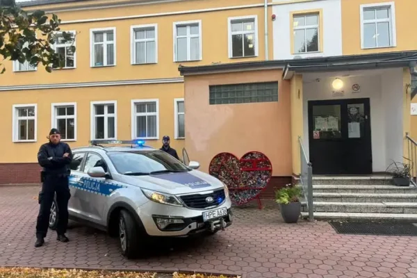 Policja z Żar kontroluje bezpieczeństwo w szkołach powiatu żarskiego