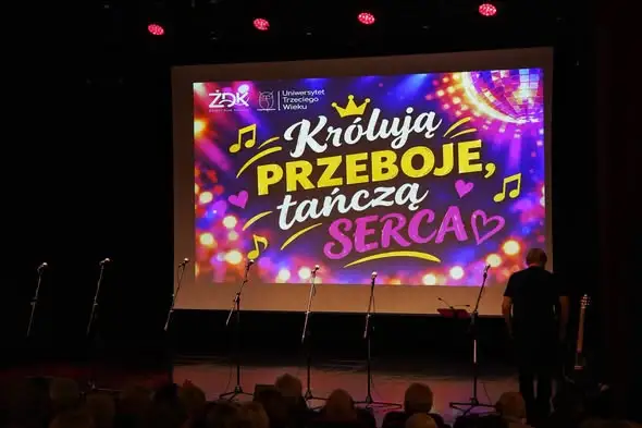 Koncert Uniwersytetu Trzeciego Wieku w sali LUNA – muzyczne emocje i pełna publiczność
