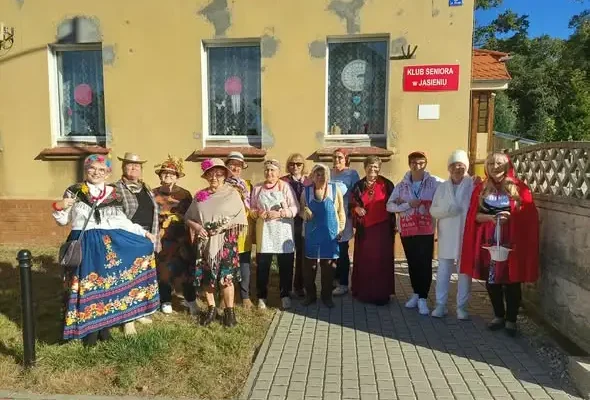 Dzień Seniora w Jasieniu: kolorowe przebrania i zapowiedź karnawałowego balu