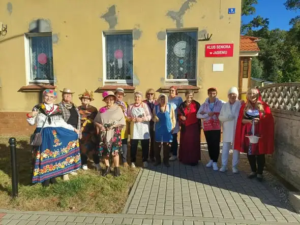 Dzień Seniora w Jasieniu: kolorowe przebrania i zapowiedź karnawałowego balu