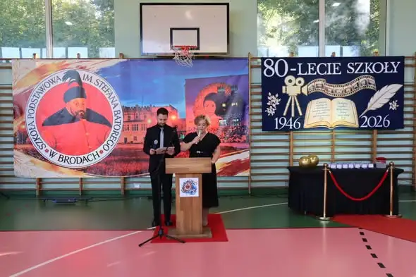 Jubileusz 80-lecia Szkoły w Brodach: Medale i wzruszenia w sali gimnastycznej