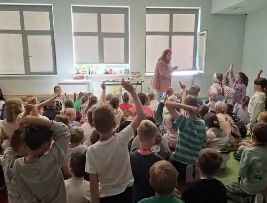 Spotkanie z pisarką Katarzyną Zychlą w Szkole Podstawowej nr 2 w Żarach