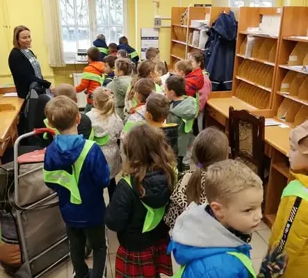 Przedszkolaki z grupy Krasnali odwiedziły Pocztę Polską w Żarach
