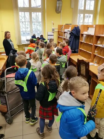 Przedszkolaki z grupy Krasnali odwiedziły Pocztę Polską w Żarach