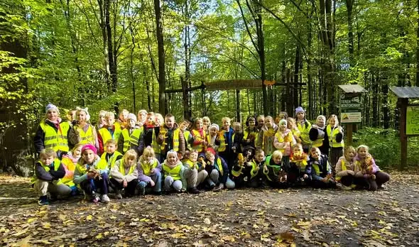 Uczniowie klas 2a i 2b odkrywali jesienny las podczas wyjątkowej lekcji przyrody