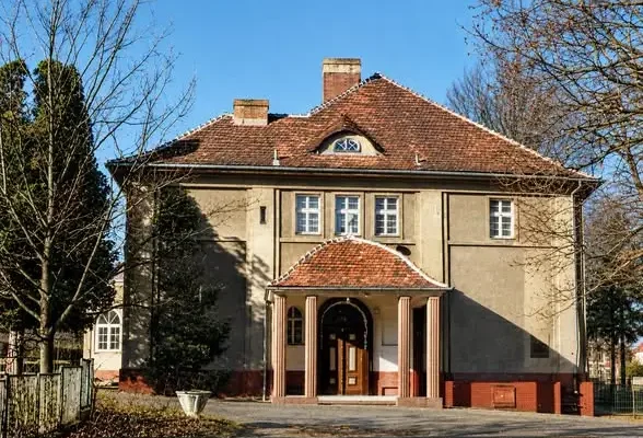 Historia Szkoły Podstawowej nr 2 w Żarach: od stołówki przy Witosa do „Pałacyku”