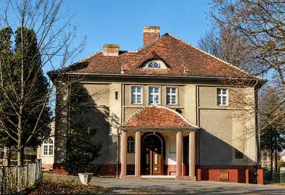 Historia Szkoły Podstawowej nr 2 w Żarach: od stołówki przy Witosa do „Pałacyku”