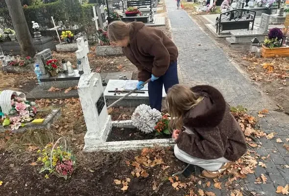 Lubscy uczniowie porządkowali groby na cmentarzu – lekcja pamięci i szacunku