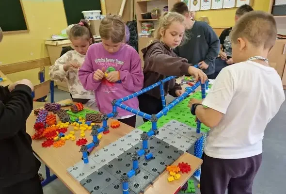 Kolorowa Matematyka Plus+ w Tuplicach: uczniowie klas 1-3 budują mosty z klocków Korbo