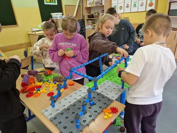 Kolorowa Matematyka Plus+ w Tuplicach: uczniowie klas 1-3 budują mosty z klocków Korbo