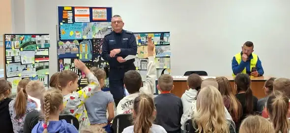 Policjanci z Przewozu uczyli uczniów, że życie to nie gra