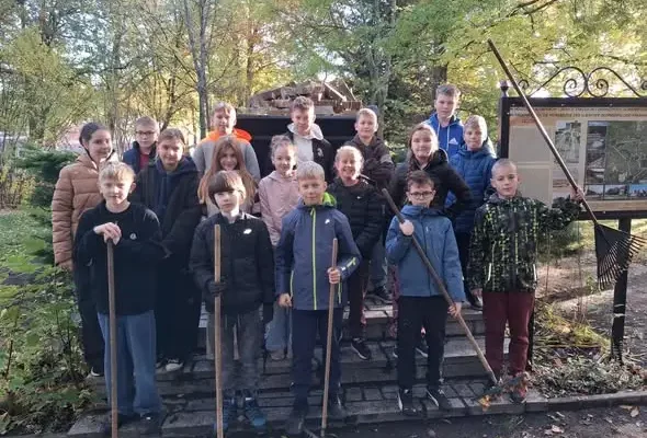 Klasa 5b z SP2 Lubsko posprzątała teren wokół pomnika pracowników Lubskich Zakładów Ceramicznych