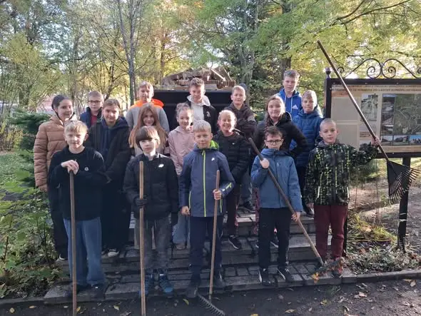 Klasa 5b z SP2 Lubsko posprzątała teren wokół pomnika pracowników Lubskich Zakładów Ceramicznych