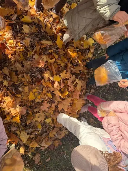 Krasnale z przedszkola tworzą sztukę z darów natury