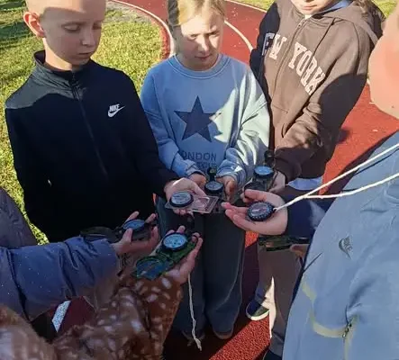 Uczniowie kl. 4a łączą naukę w terenie z pracą laboratoryjną