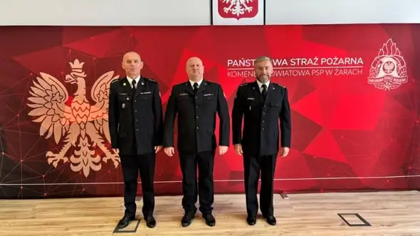 Żarscy strażacy z 25-letnim stażem uhonorowani przez komendanta PSP