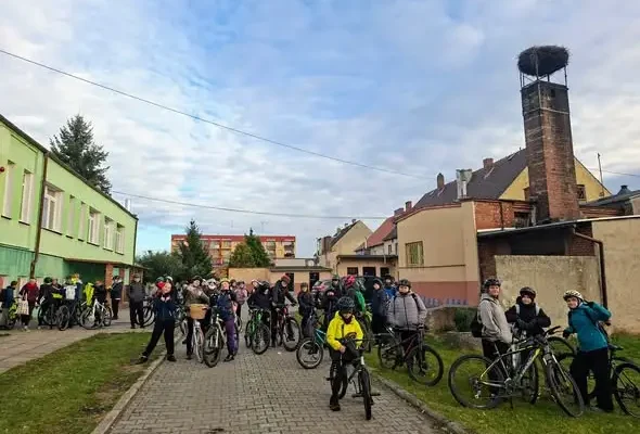 Szóstoklasiści z Jasionny posadzili drzewa z leśnikami z Nadleśnictwa Lubsko