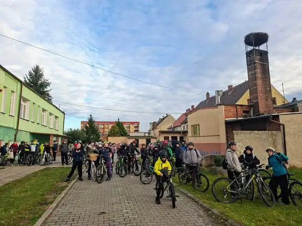 Szóstoklasiści z Jasionny posadzili drzewa z leśnikami z Nadleśnictwa Lubsko
