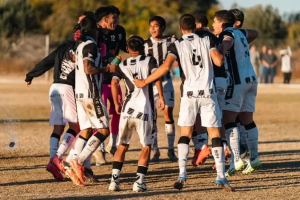 ŁKS Łęknica wygrywa z Czarnymi Pałck 3:1 – trzy punkty zostają w domu